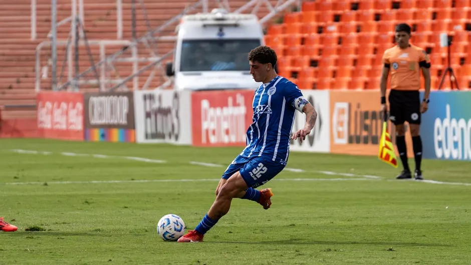 Fotografie hráče s míčem při sázení na sázku na kdykoliv gólu ve fotbalovém průvodci, předpovídání střelce gólu.