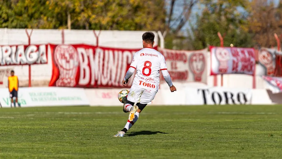 Obrázek fotbalisty ve hře, ilustrující sázení na Anytime Goalscorer, předpověď, kdo dá gól během zápasu.